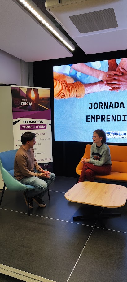 Mikel Secada moderando una conversación en un evento