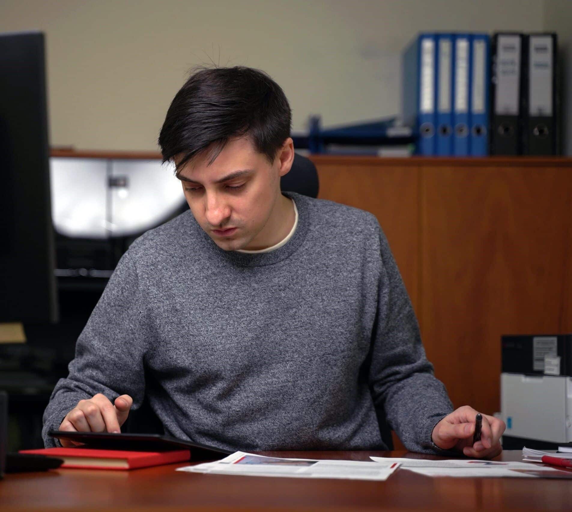Mikel Secada trabajando con una tablet